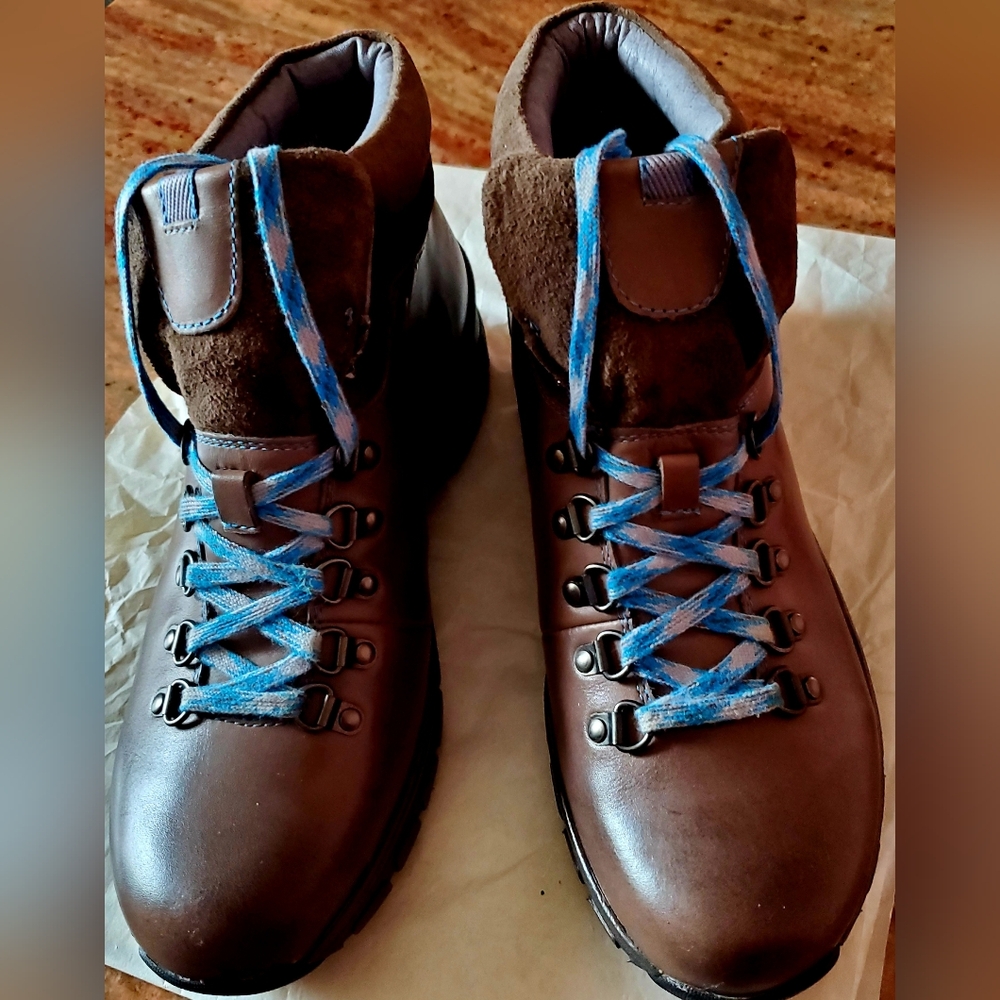 Clarks Women's Brown Leather Boots with Blue Laces - Picture 2 of 9